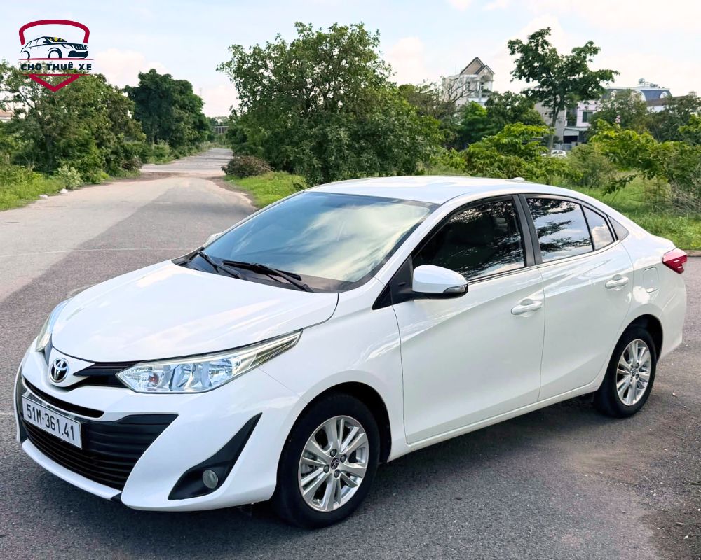 Xe Toyota Vios 4 chỗ phục vụ thuê xe đi chùa, lái xe kinh nghiệm