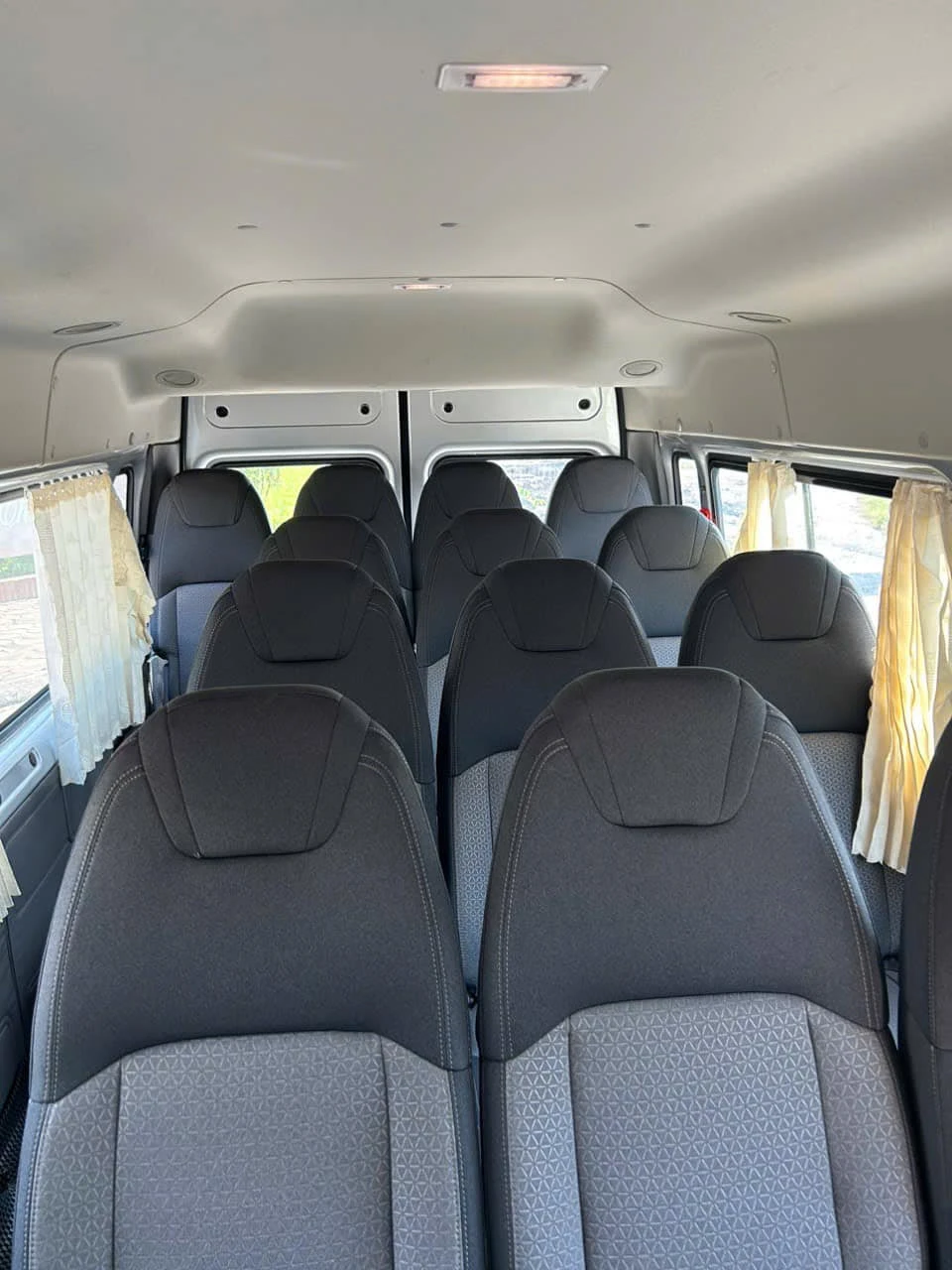 Cho thuê xe 16 chỗ đi Nha Trang tại Sài Gòn Xuân Phát, di chuyển bằng xe 16 chỗ Ford Transit đi nha Trang