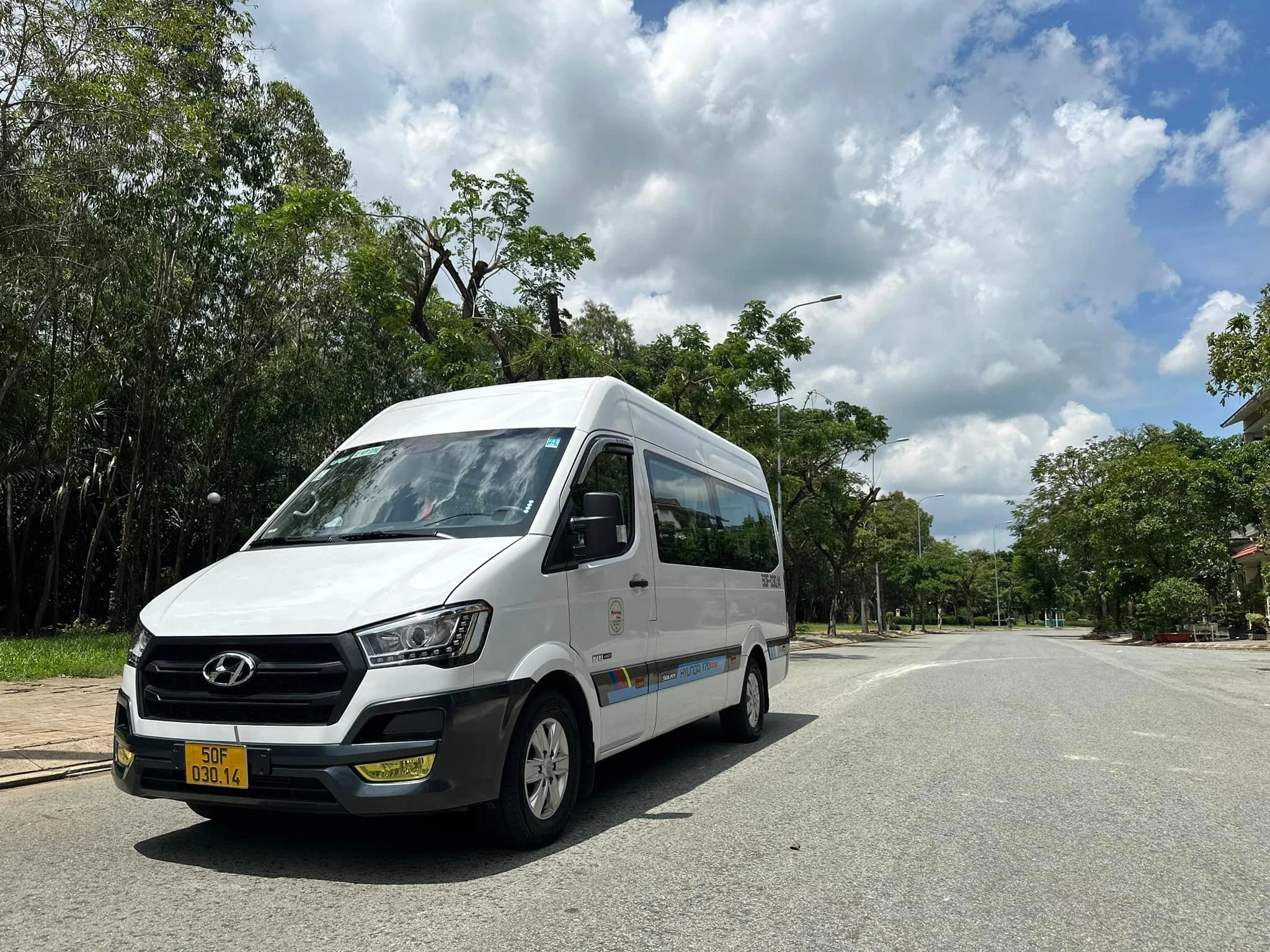 Cho thuê xe 16 chỗ đi Nha Trang tại Sài Gòn Xuân Phát, di chuyển bằng xe 16 chỗ Hyundai Solati đi nha Trang