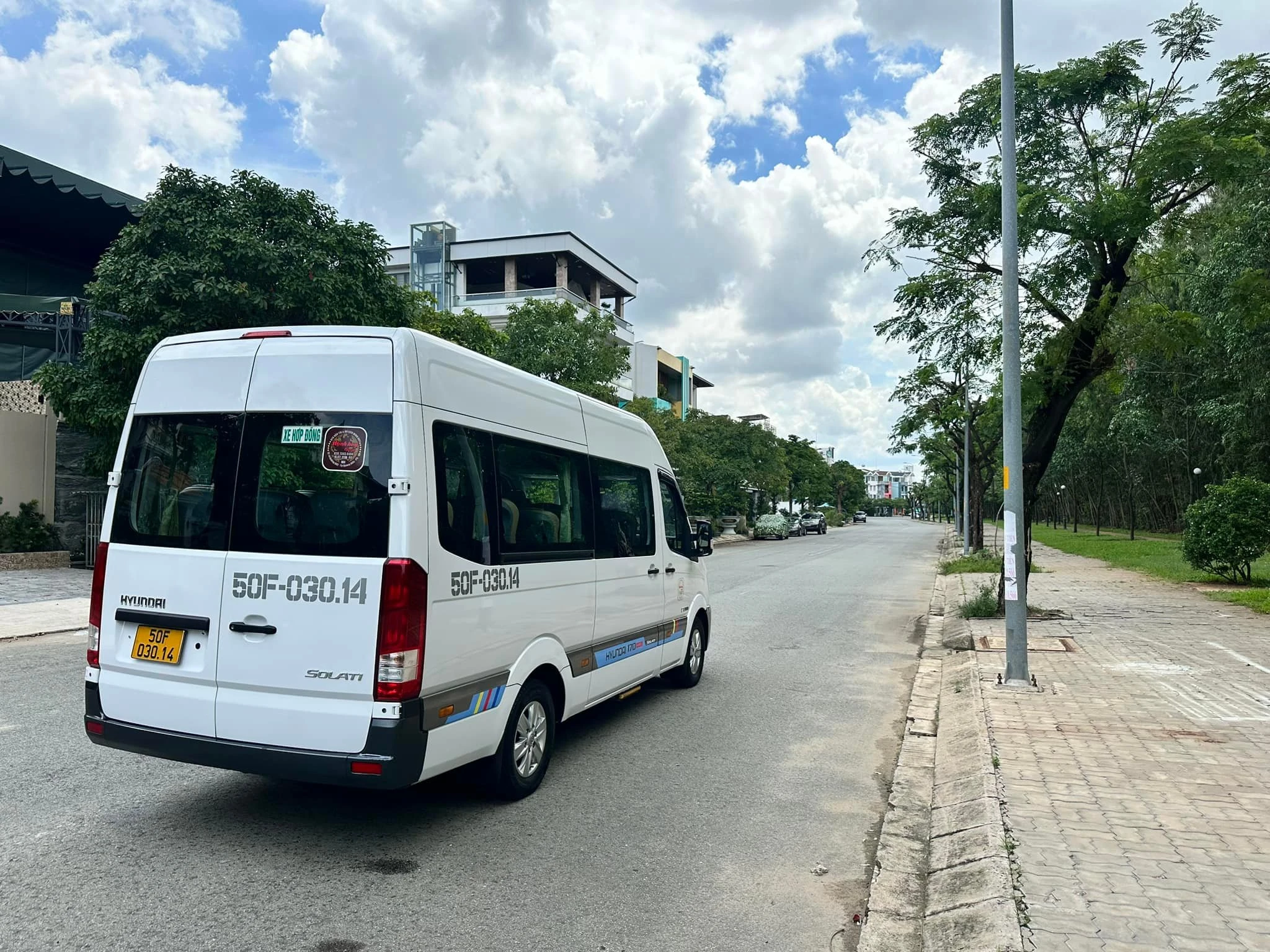 Cho thuê xe 16 chỗ đi Nha Trang tại Sài Gòn Xuân Phát, di chuyển bằng xe 16 chỗ Hyundai Solati đi nha Trang