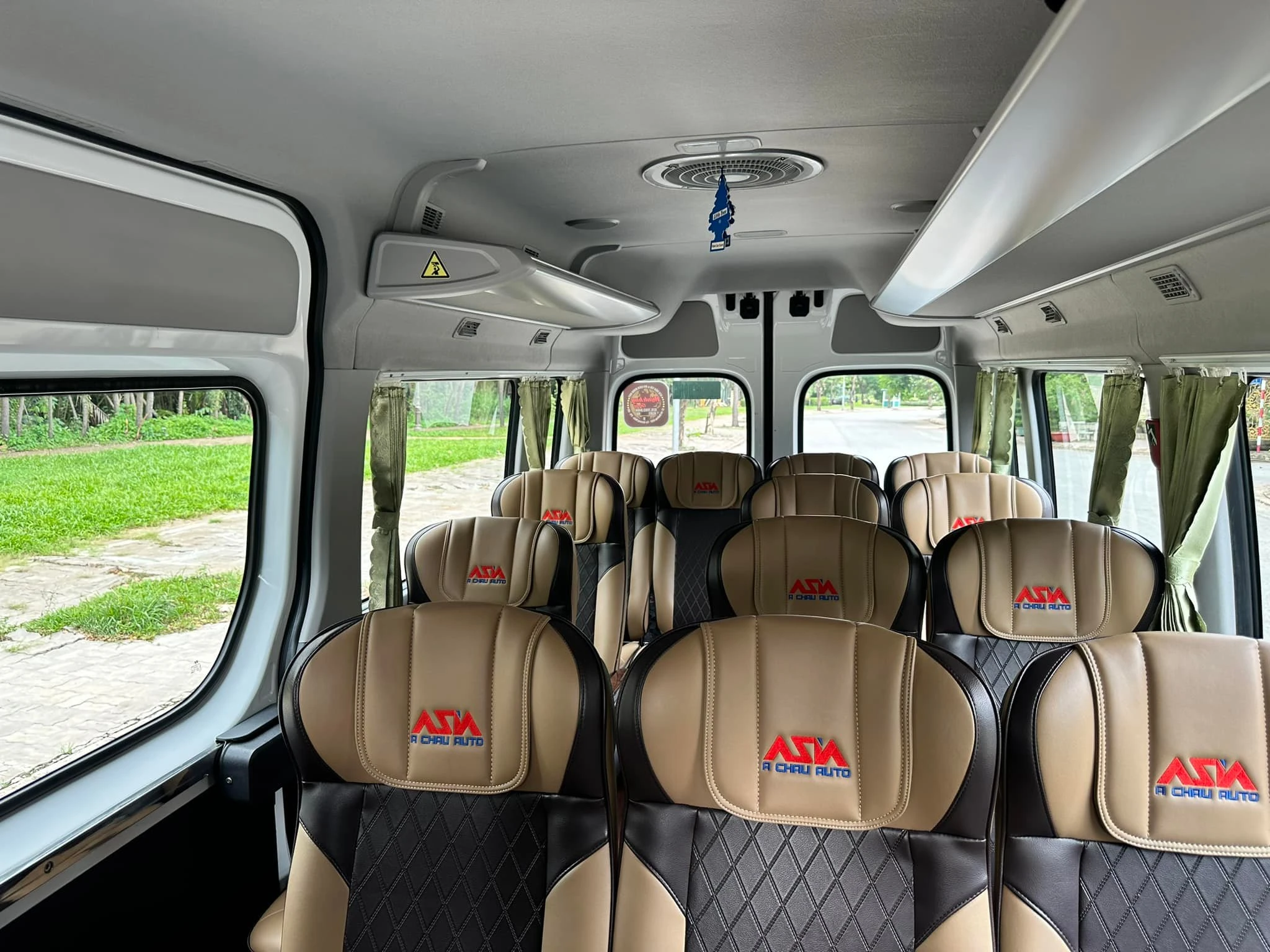 Cho thuê xe 16 chỗ đi Nha Trang tại Sài Gòn Xuân Phát, di chuyển bằng xe 16 chỗ Hyundai Solati đi nha Trang