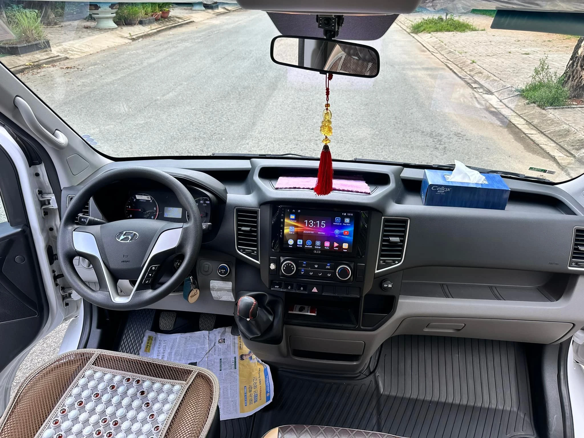 Cho thuê xe 16 chỗ đi Nha Trang tại Sài Gòn Xuân Phát, di chuyển bằng xe 16 chỗ Hyundai Solati đi nha Trang