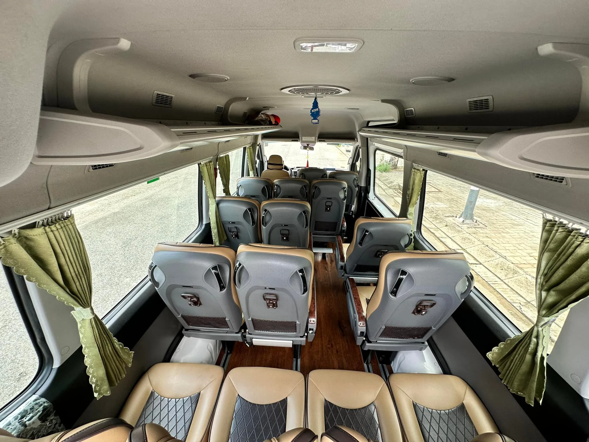 Cho thuê xe 16 chỗ đi Nha Trang tại Sài Gòn Xuân Phát, di chuyển bằng xe 16 chỗ Hyundai Solati đi nha Trang