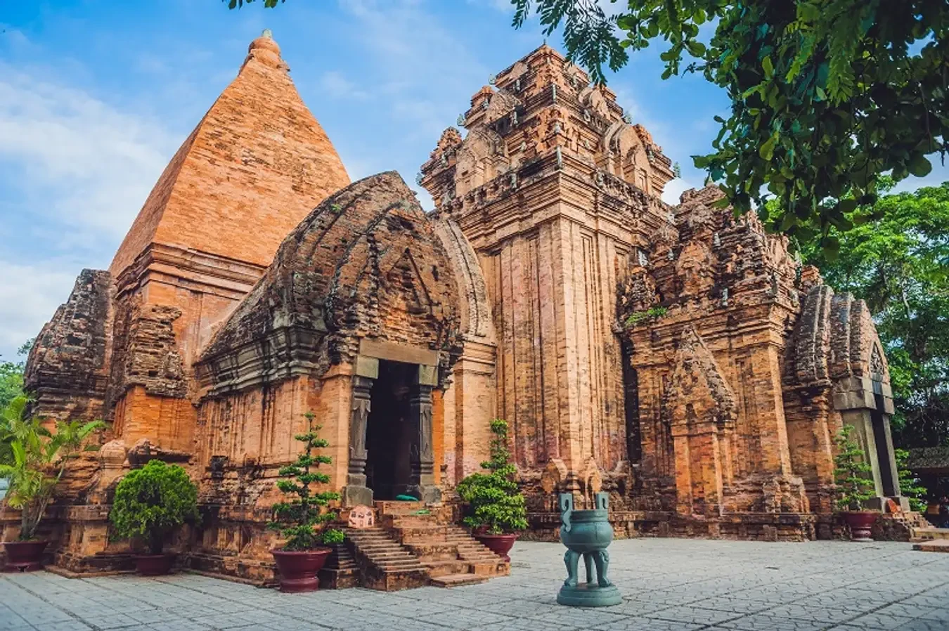 Cho thuê xe 16 chỗ đi Nha Trang tại Sài Gòn Xuân Phát, tham quan đến địa danh nổi tiếng Thác Bà Panogar ở Nha Trang