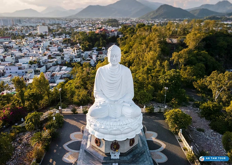 Cho thuê xe 16 chỗ đi Nha Trang tại Sài Gòn Xuân Phát, tham quan đến địa danh nổi tiếng Chùa Long Sơn ở Nha Trang