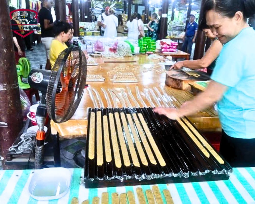 Cận cảnh quá trình chế biến kẹo dừa thủ công tại một xưởng sản xuất ở Mỹ Tho