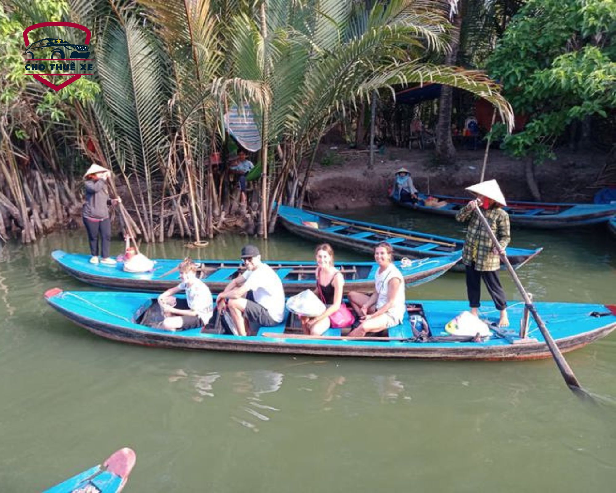 Đoàn khách du lịch đang tận hưởng chuyến đi thuyền trên một trong những con kênh rạch chằng chịt ở Mỹ Tho