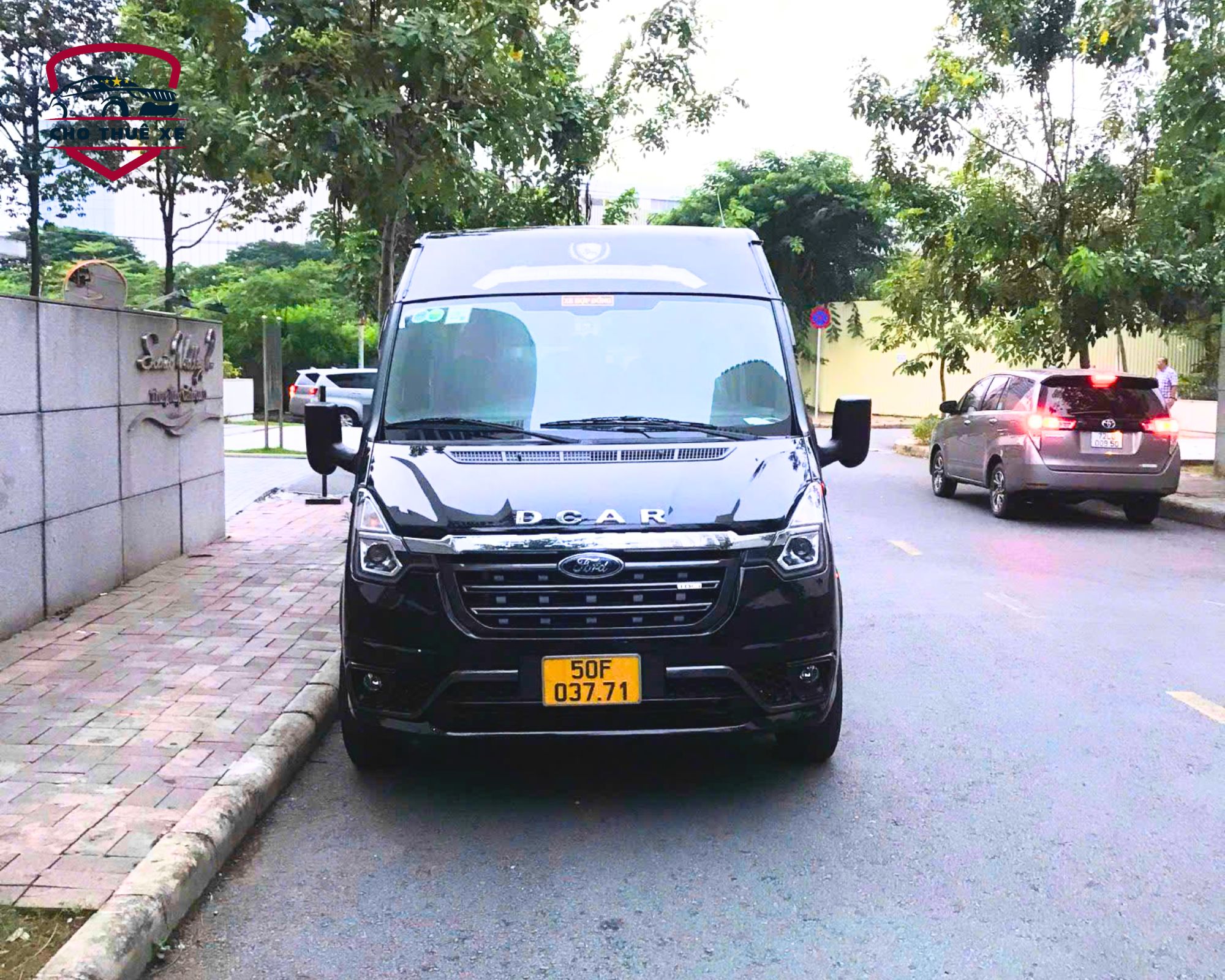 Dòng xe Ford Transit được nâng cấp thành phiên bản limousine 9 chỗ với ngoại thất lịch lãm và không gian nội thất rộng rãi