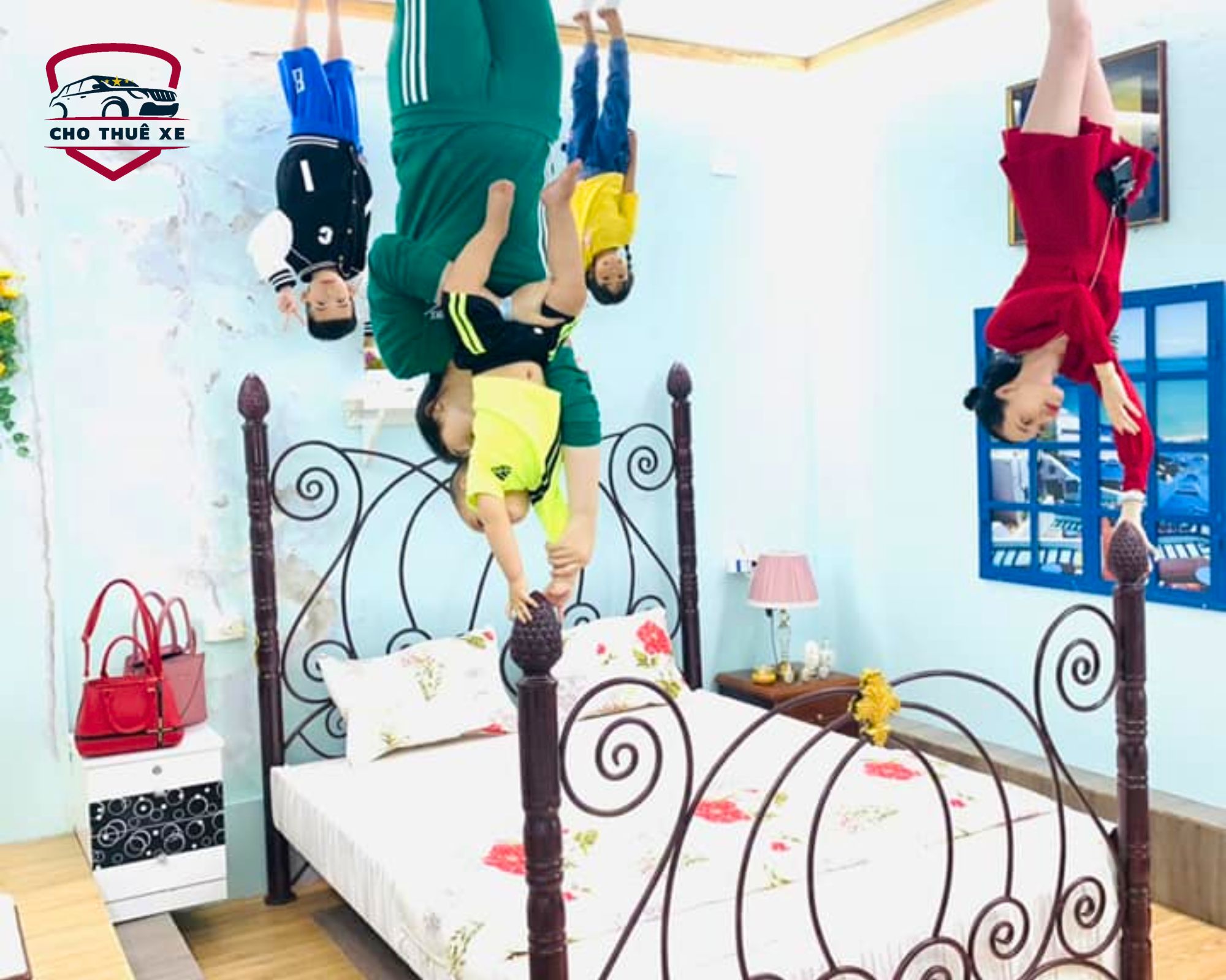 Hiệu ứng lộn ngược kỳ lạ trong Ngôi nhà úp ngược, khiến người xem cảm thấy như đang đi trên trần nhà