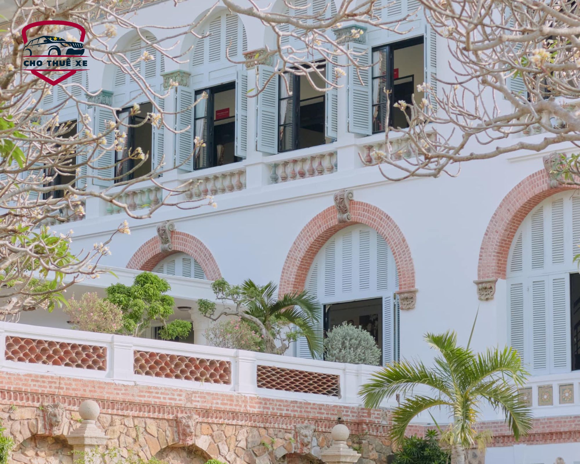 Kiến trúc Pháp cổ điển đặc trưng của Bạch Dinh với những đường nét mềm mại, cửa sổ chớp duyên dáng và các chi tiết trang trí tỉ mỉ