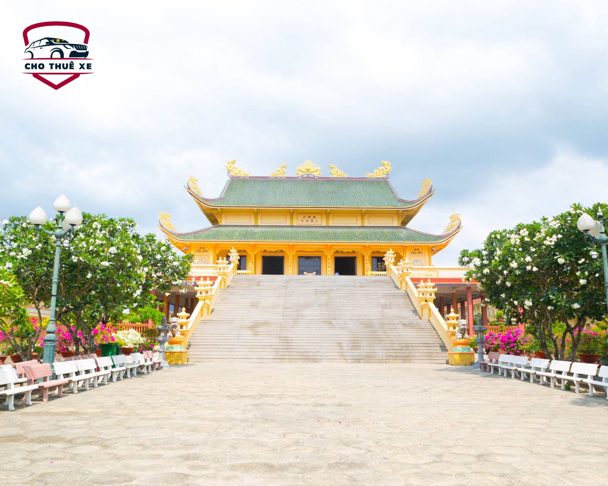Kiến trúc Phật giáo đặc trưng của Niết Bàn Tịnh Xá với mái chồng diêm, các họa tiết trang trí rồng phượng và màu sắc hài hòa