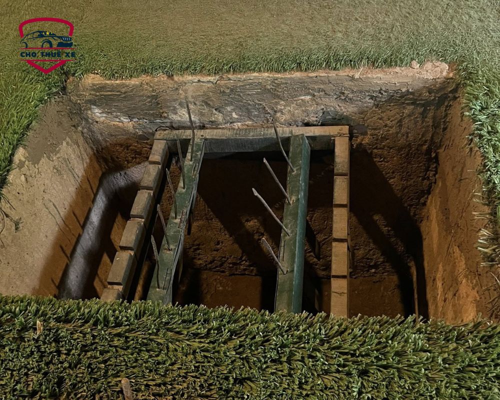 Một góc nhìn xuống hố chông cặp nách, một loại vũ khí tự chế nguy hiểm được trưng bày ở địa đạo Củ Chi