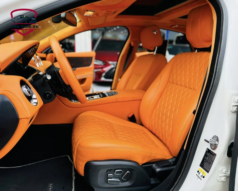 Ghế lái của xe Jaguar XJ