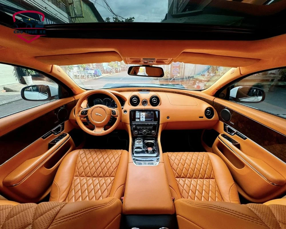 Khoang lái của Jaguar XJ cực kì sang trọng