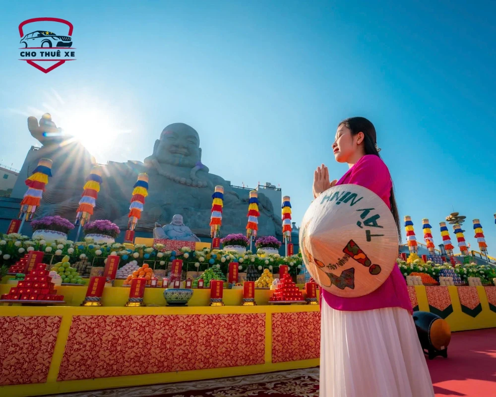 Người dân đang cầu nguyện dưới tượng Đức Phật Di Lạc
