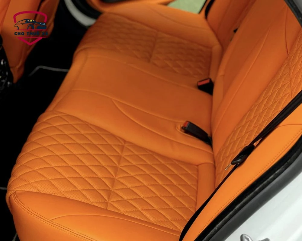 Hàng ghế sau của Jaguar XJ rộng rãi, êm dịu