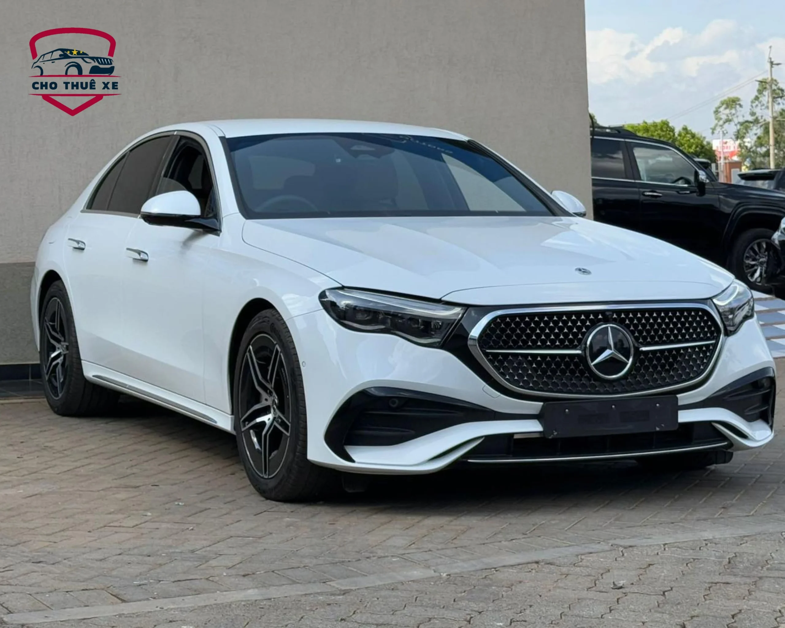 MERCEDES-BENZ E200 trắng, form dáng hiện đại
