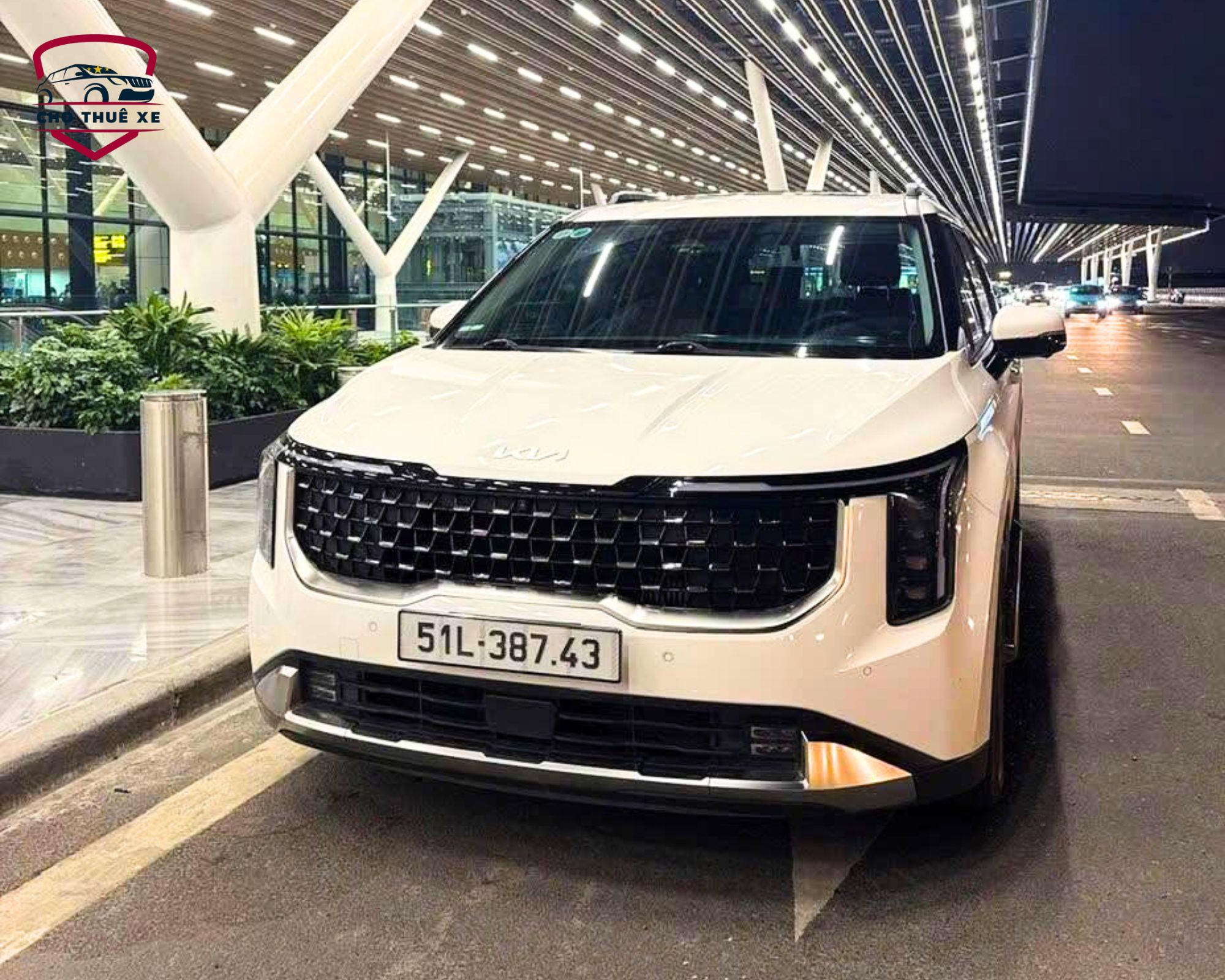 Dịch vụ thuê xe 7 chỗ TPHCM đón khách sân bay Tân Sơn Nhất với xe Kia Carnival trắng tiện nghi