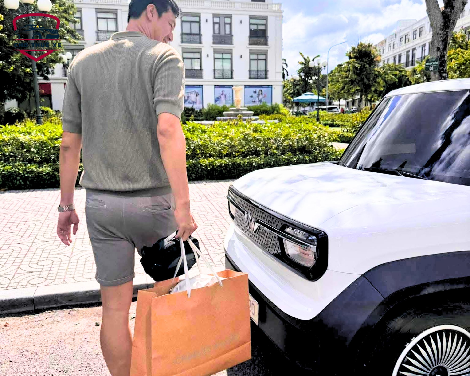 Khách hàng làm thủ tục nhận xe nhanh chóng và bắt đầu hành trình