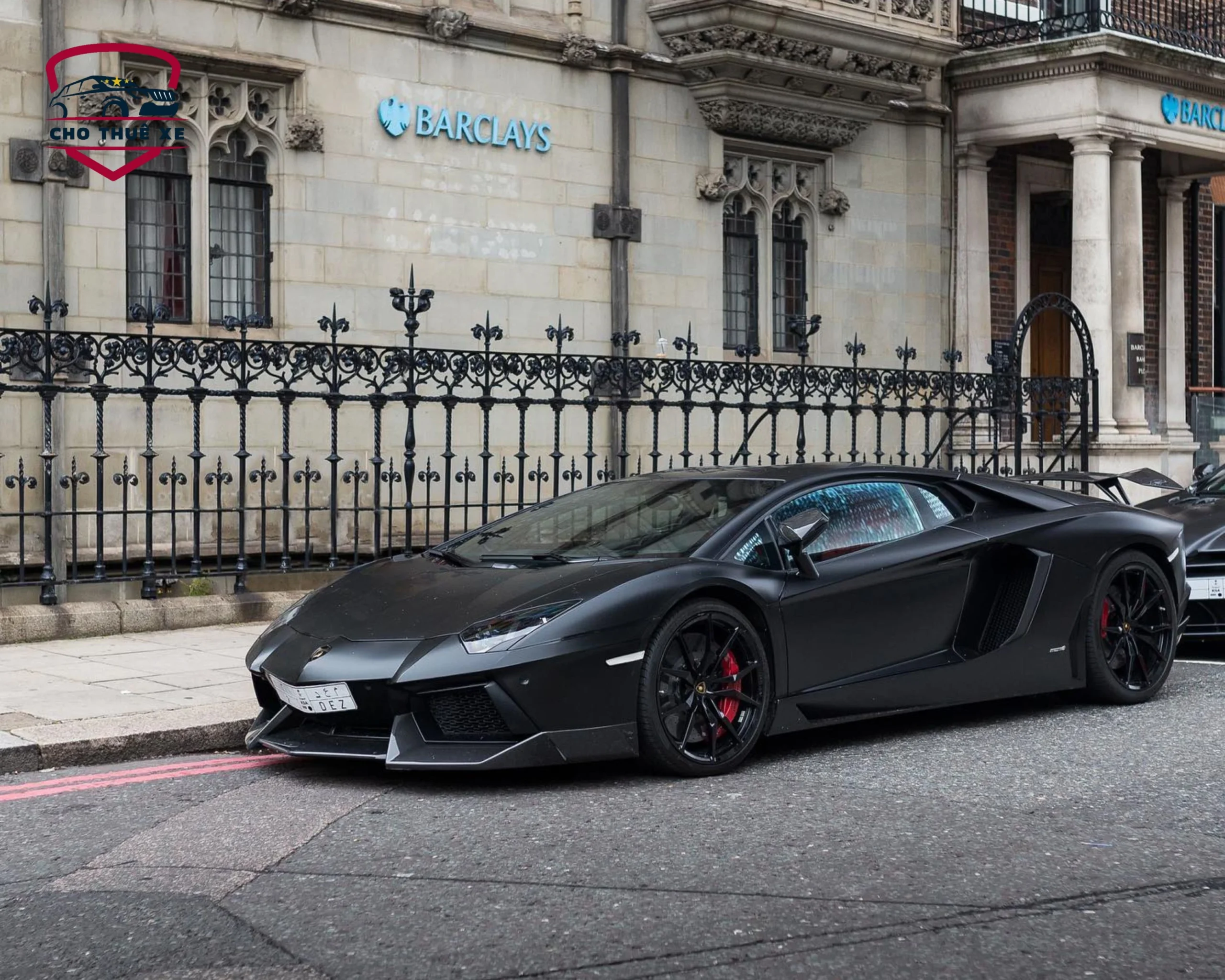 Lamboghini Aventador màu đen nhám khỏe khoắn