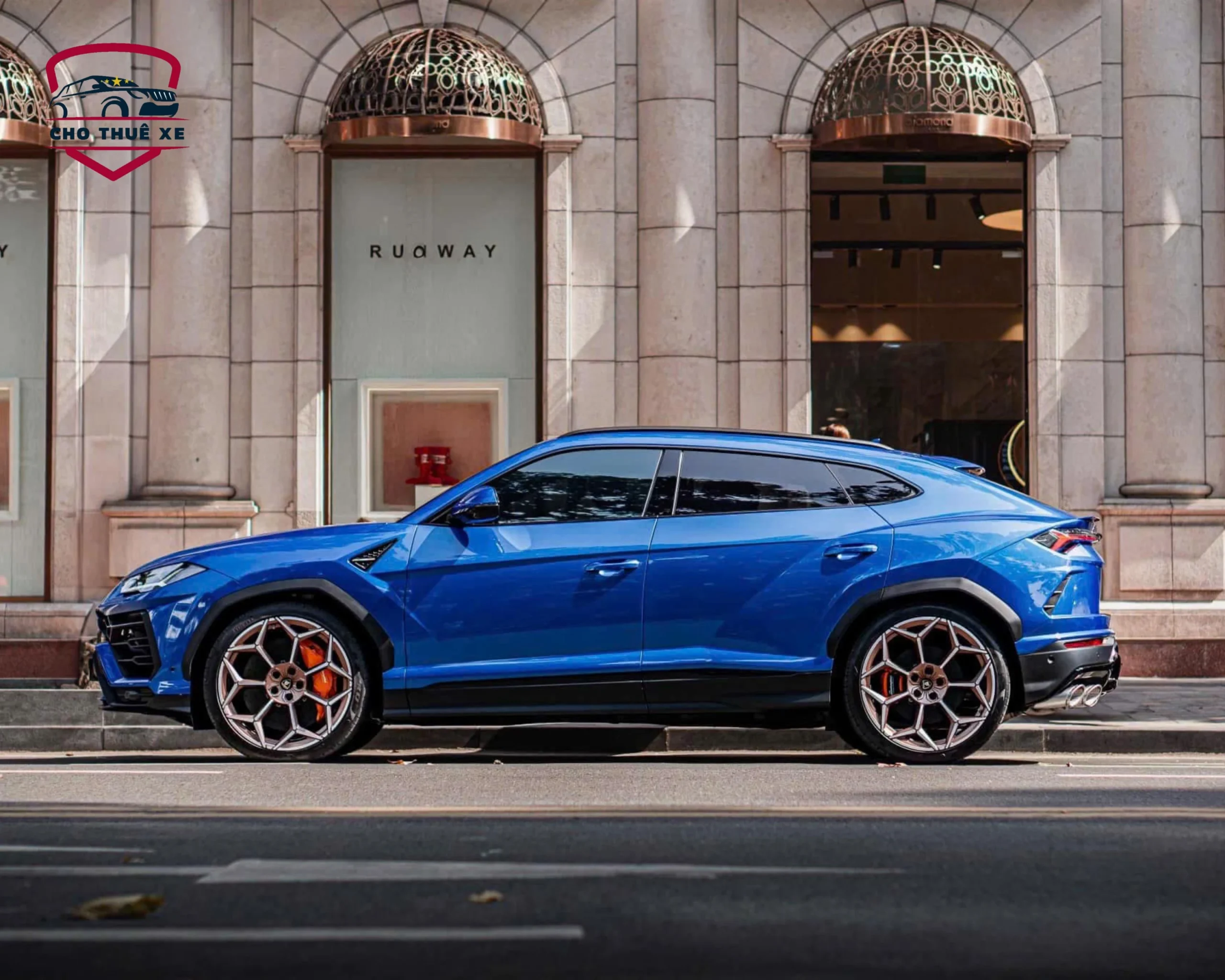 Lamboghini Urus xanh với bộ măm xe cánh hoa sang trọng