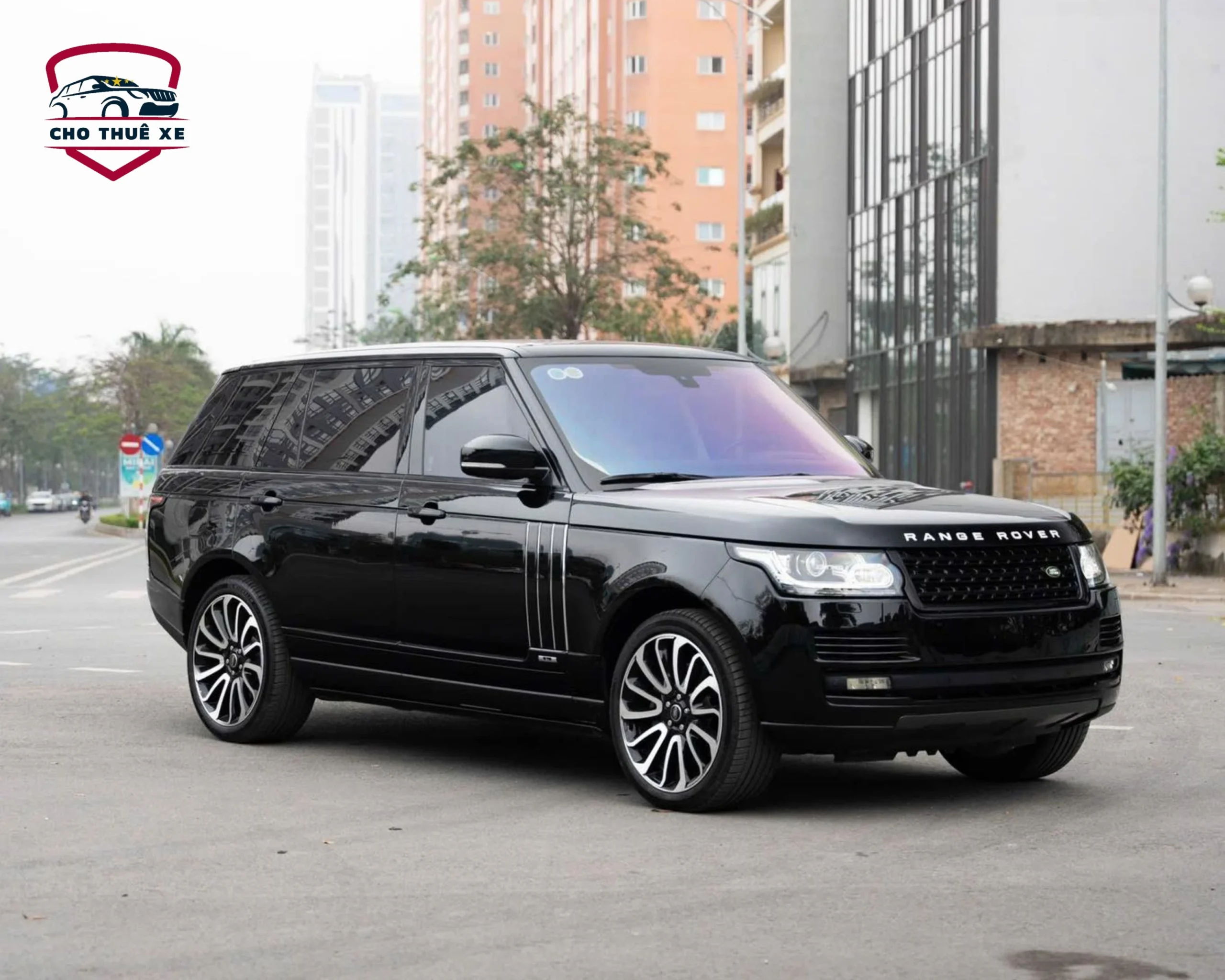 Land Rover LWB 5.0 4 ghế vip màu đen nội thất đỏ