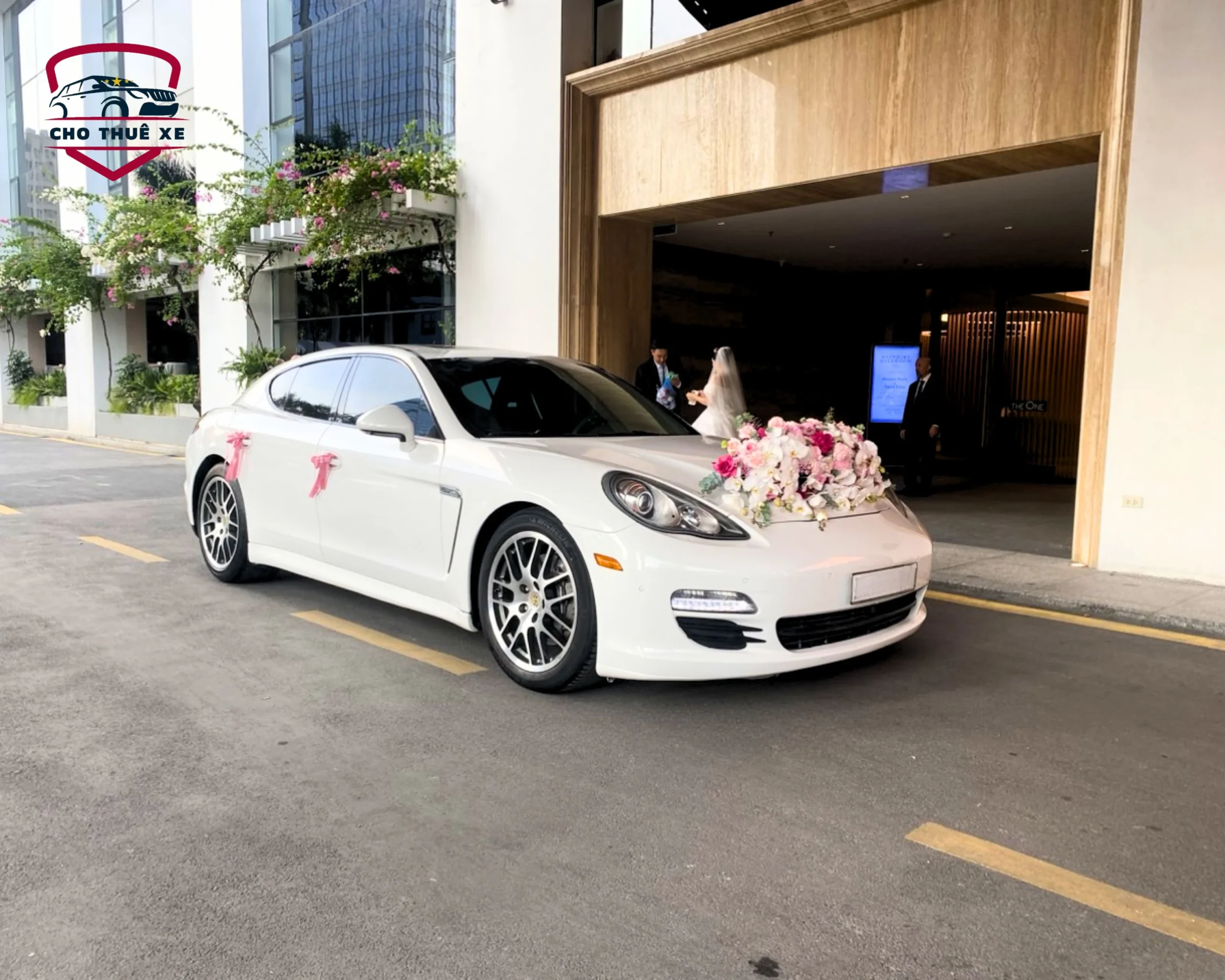 Porsche Panamera 4s làm xe hoa