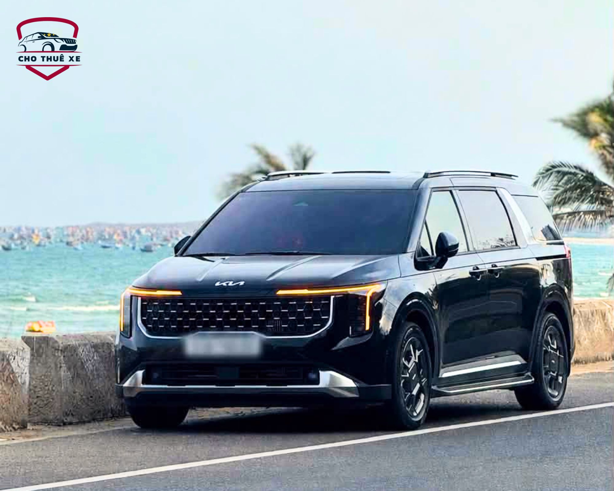 Thuê xe 7 chỗ TPHCM đi Mũi Né Phan Thiết xe Kia Carnival đèn LED cam sáng đậu bên đường ven biển