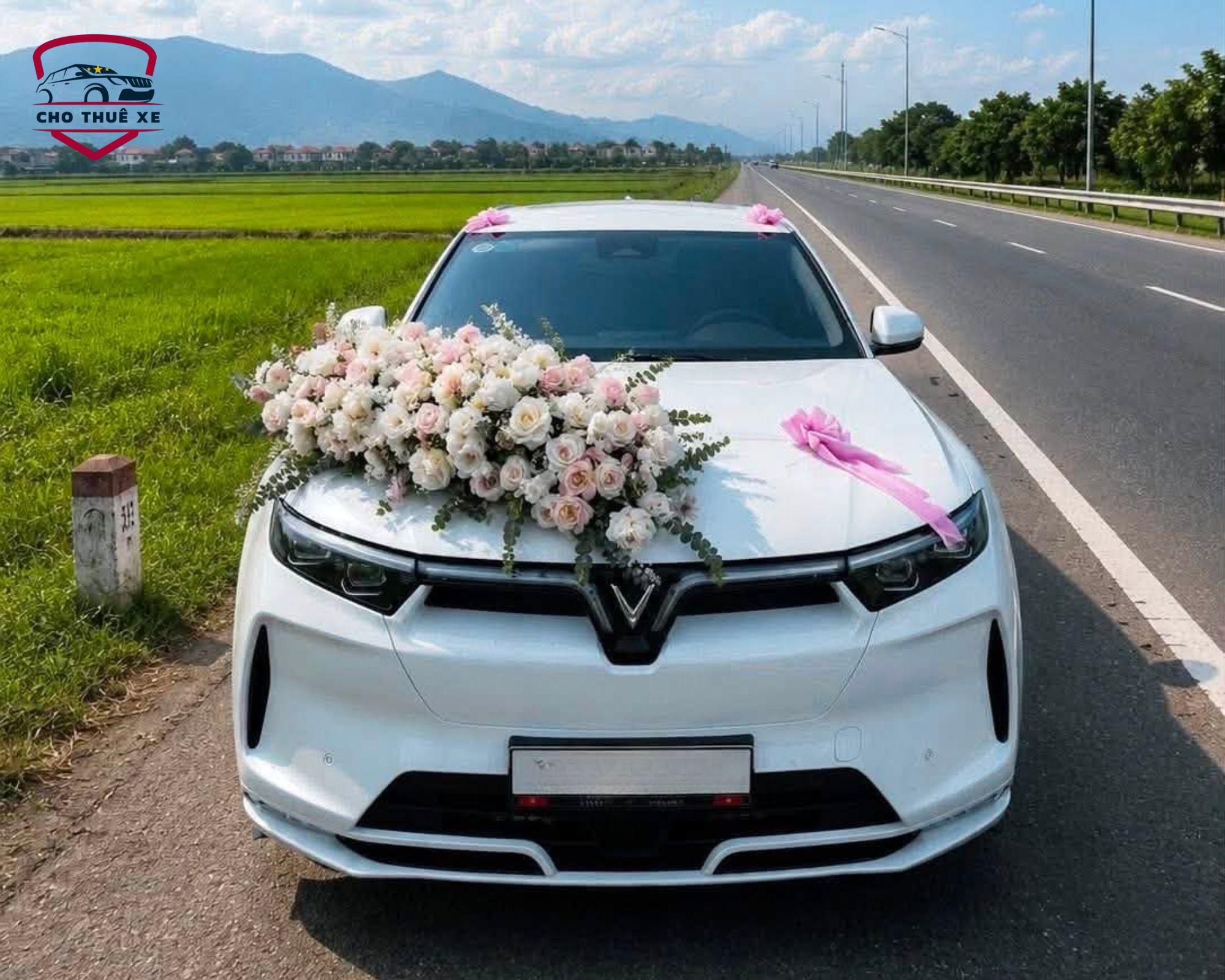 Thuê xe 7 chỗ TPHCM đi tỉnh làm xe rước dâu xe trắng gắn hoa tươi capo ruy băng hồng sang trọng