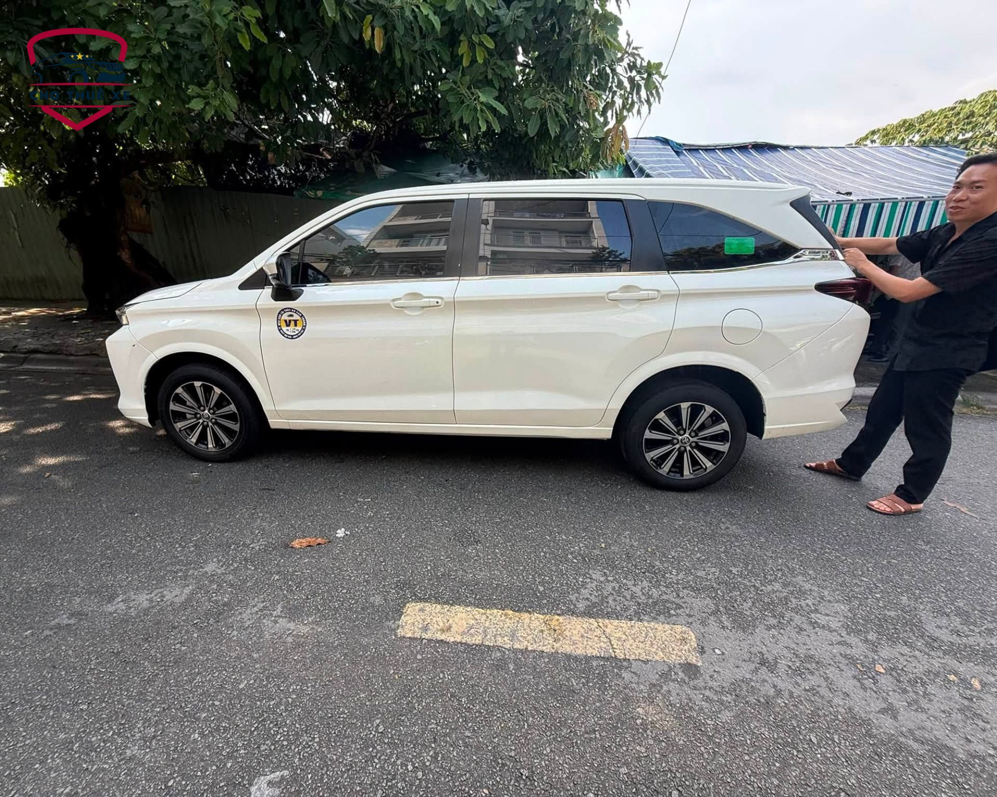 Thuê xe 7 chỗ TPHCM tự lái dòng xe màu trắng phù hợp cho gia đình và nhóm bạn