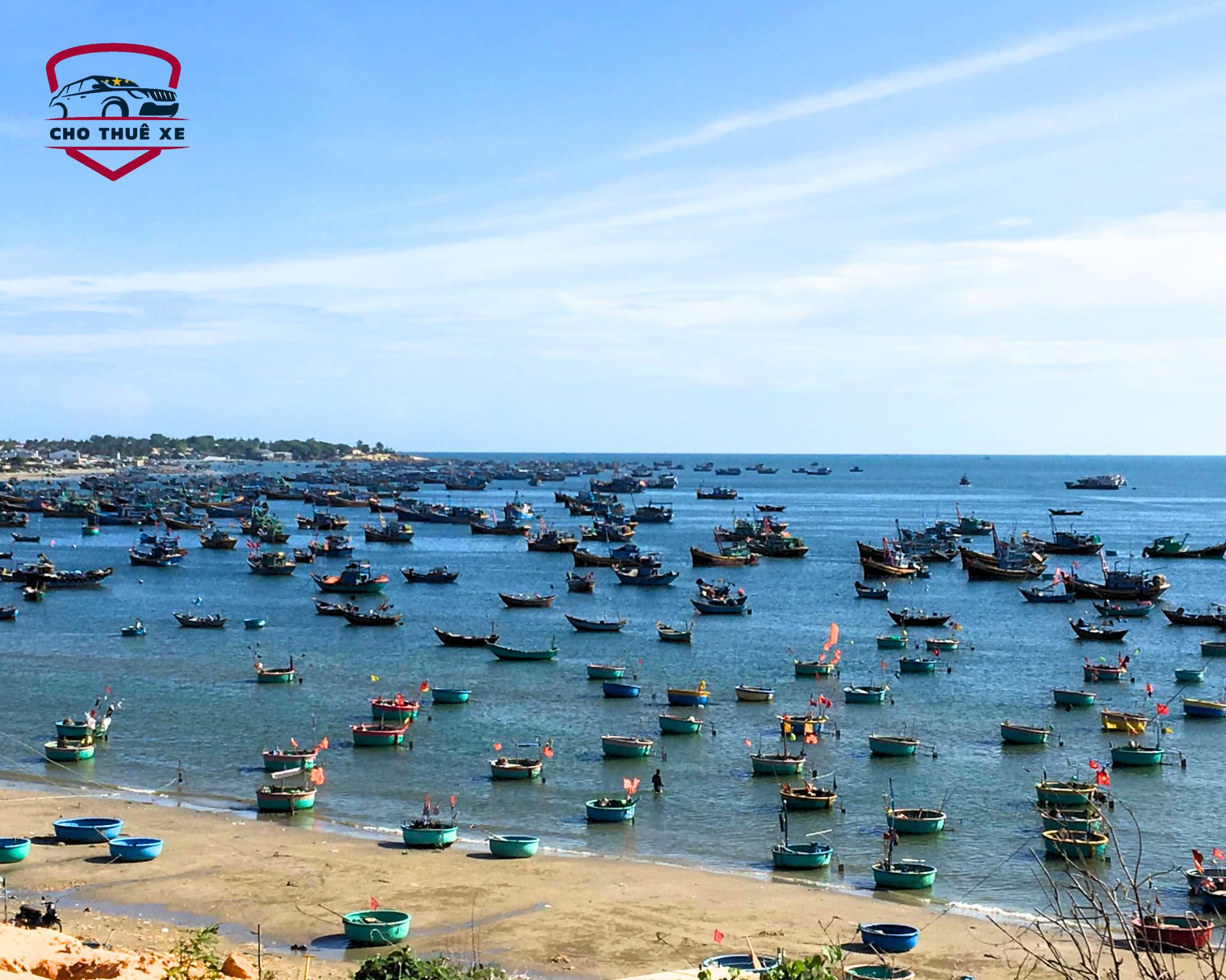 Bức tranh sinh hoạt nhộn nhịp của làng chài ven biển Mũi Né vào một ngày trời xanh