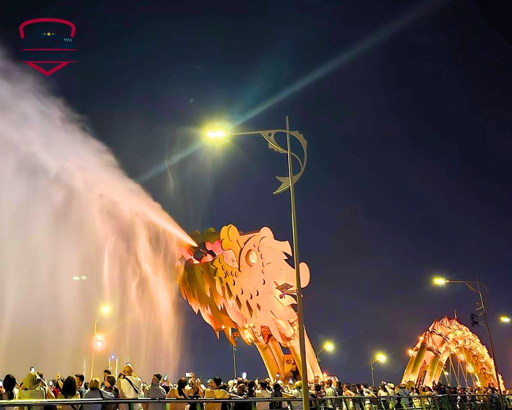 Chiêm ngưỡng buổi biểu diễn độc lạ Rồng phun nước trên cầu Rồng