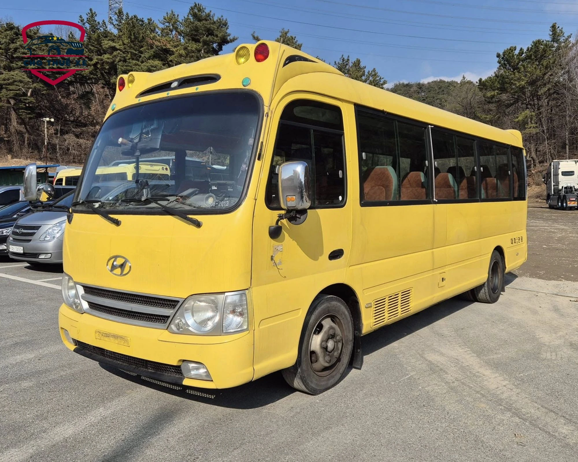 Hyundai County phần đầu xe và đuôi xe được cách tân hoàn toàn mới, kiểu dáng sang trọng, tân tiến