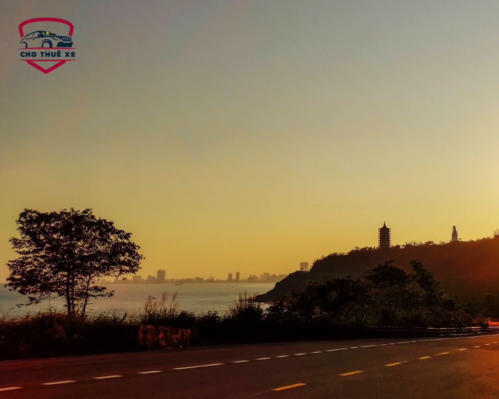 Khung cảnh hoàng hôn rực rỡ và lãng mạn ở Bán Đảo Sơn Trà