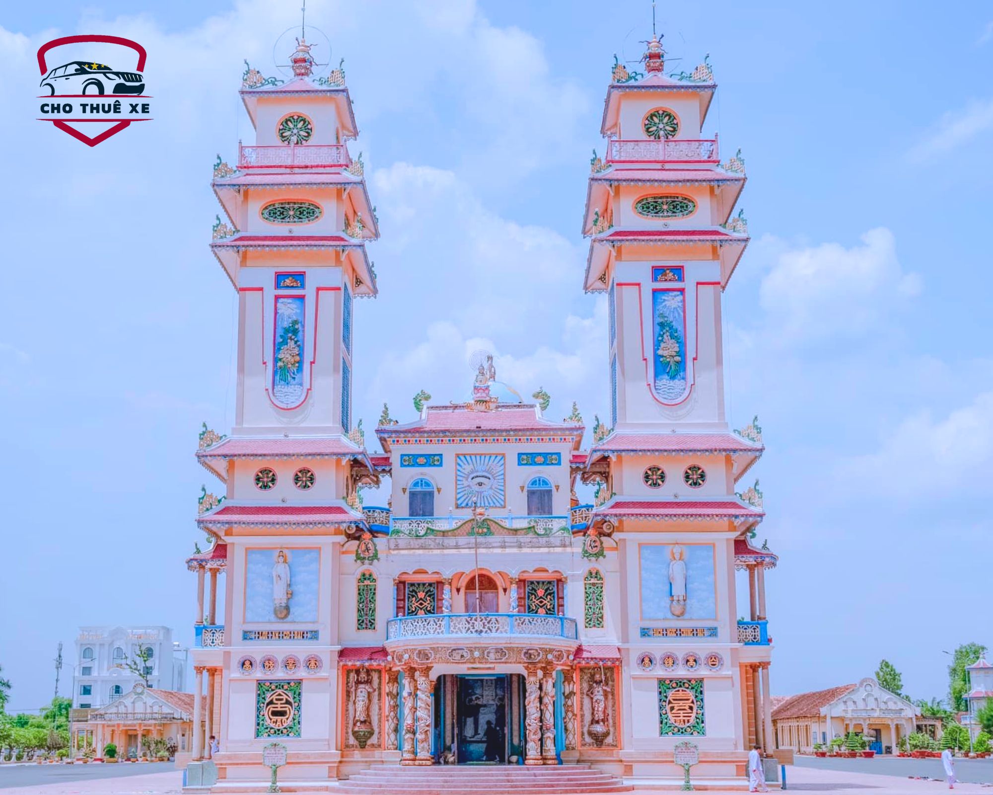 Tòa Thánh Tây Ninh với sự kết hợp hài hòa giữa các yếu tố kiến trúc phương Đông và phương Tây.