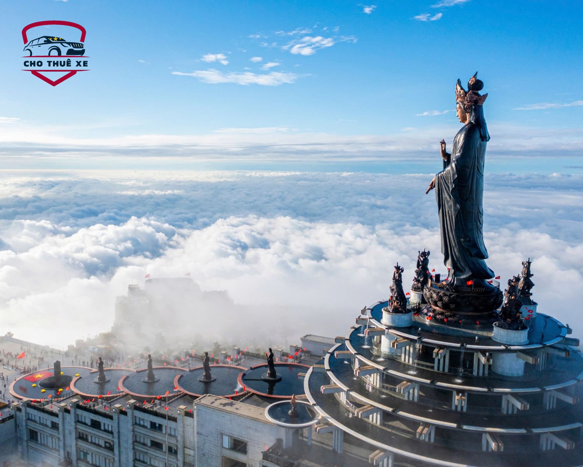 Tượng Phật Bà Đen nổi bật trên nền trời xanh và những đám mây bồng bềnh tại Tây Ninh