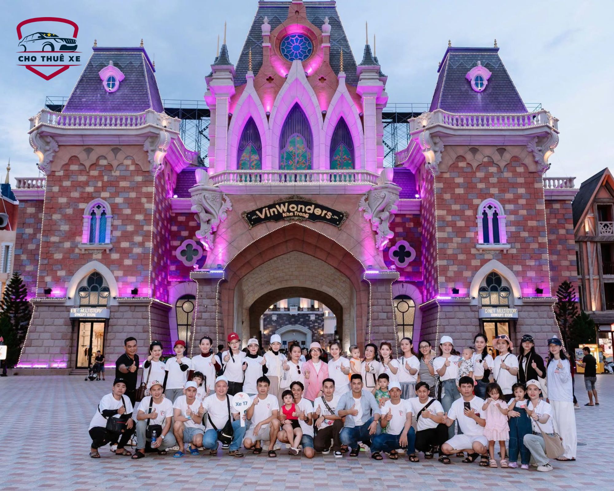 Đoàn công ty chụp hình kỉ niệm tại VinWonder Nha Trang