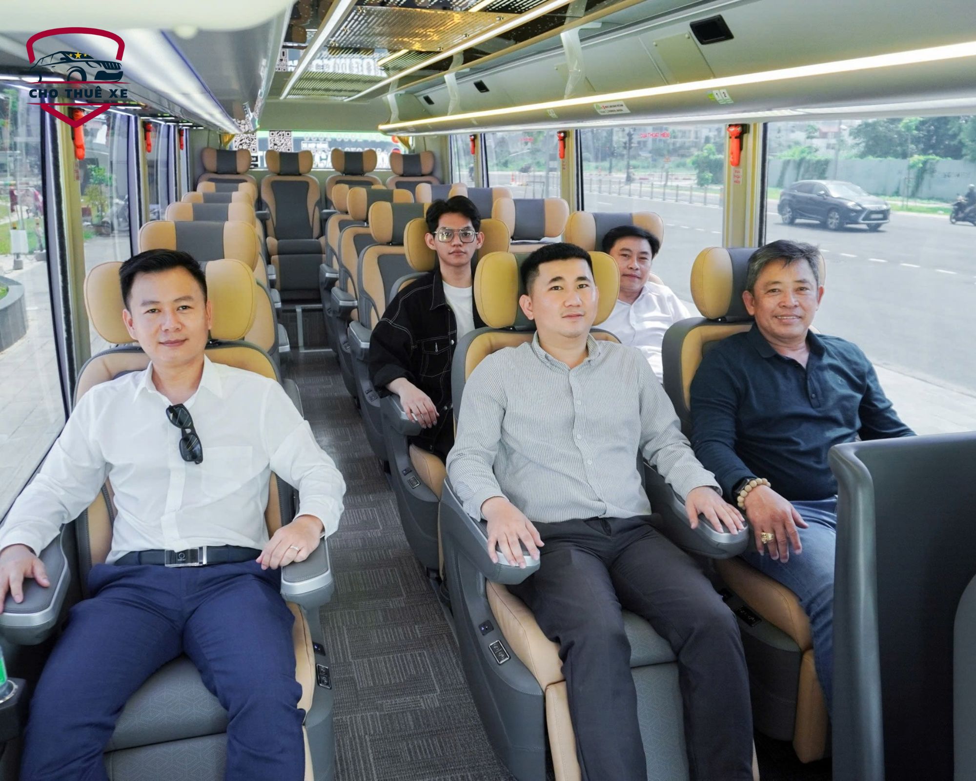 An tâm và thư thái trên mọi nẻo đường với dịch vụ thuê xe limousine 19 chỗ