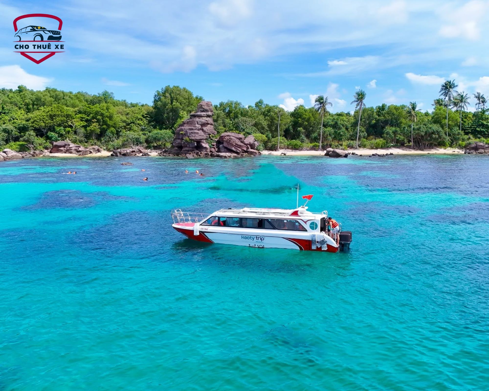 Cano tour 4 hòn đảo Phú Quốc đưa du khách ra đảo, kết hợp tắm biển và lặn ngắm san hô giữa khung cảnh biển đảo