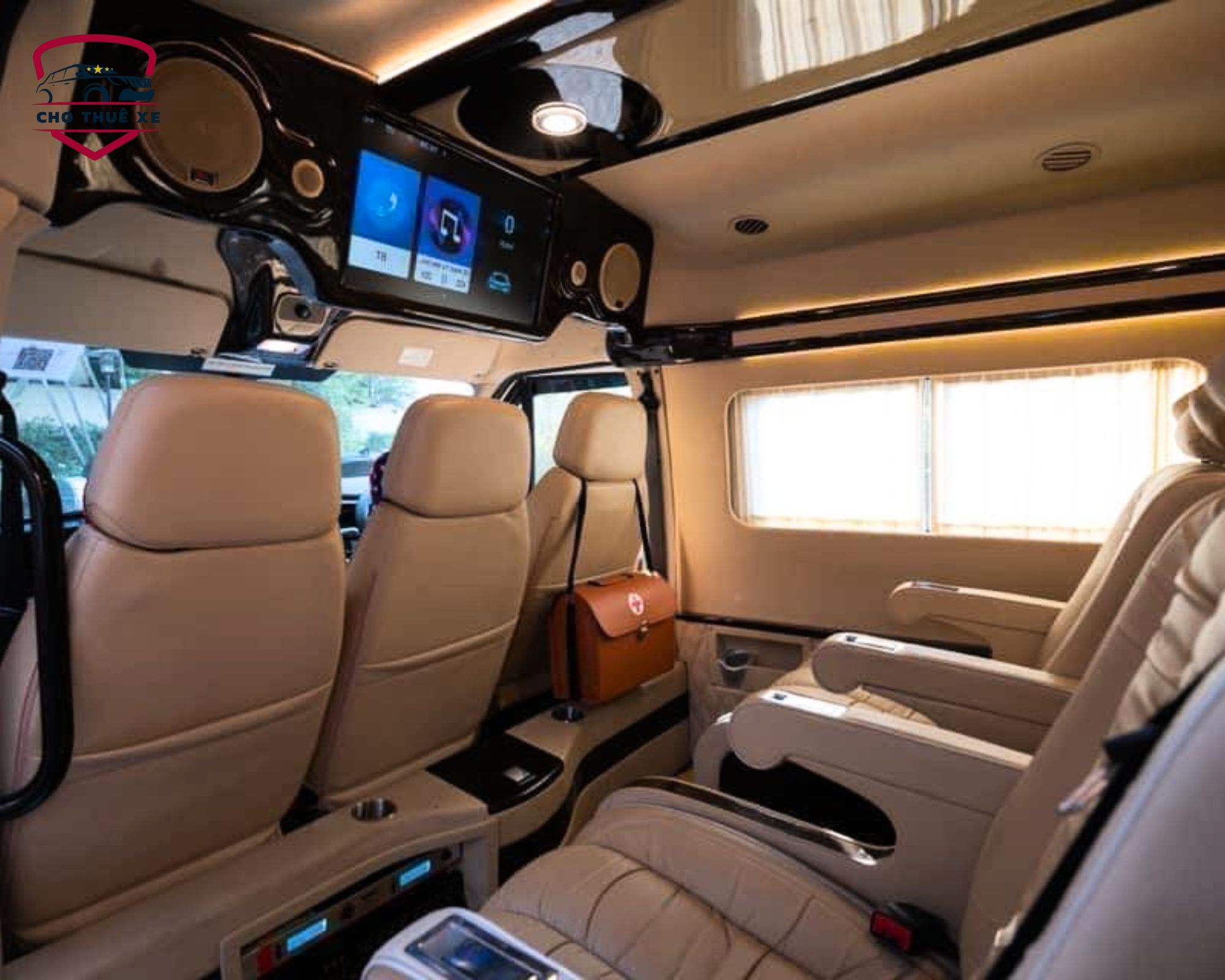Đẳng cấp trong từng chi tiết với dịch vụ thuê xe limousine Hồ Chí Minh 9 chỗ của chúng tôi