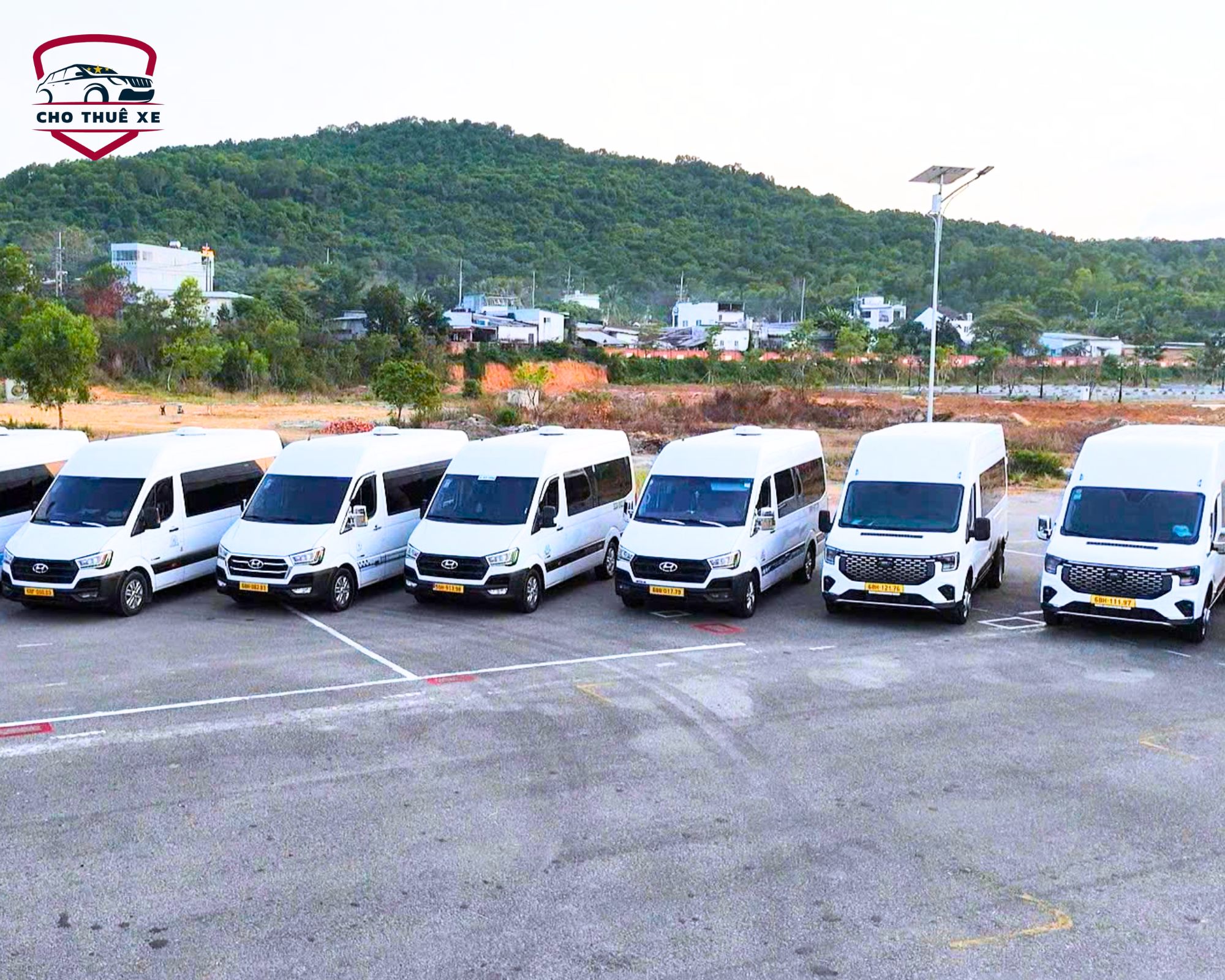 Đội xe trắng đậu trong bãi cho dịch vụ thuê xe Phú Quốc