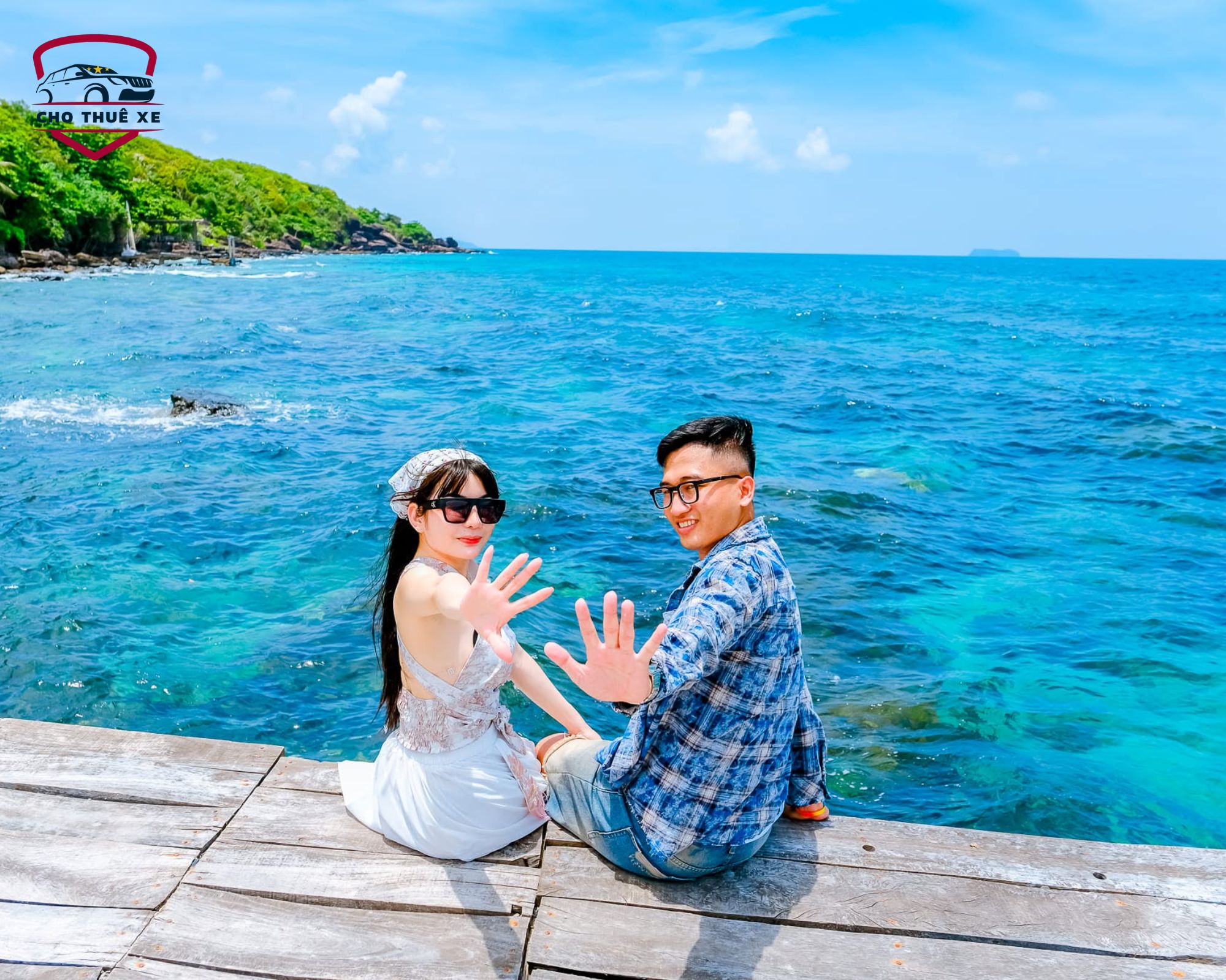 Du khách chụp ảnh trên cầu tàu gỗ bên biển xanh