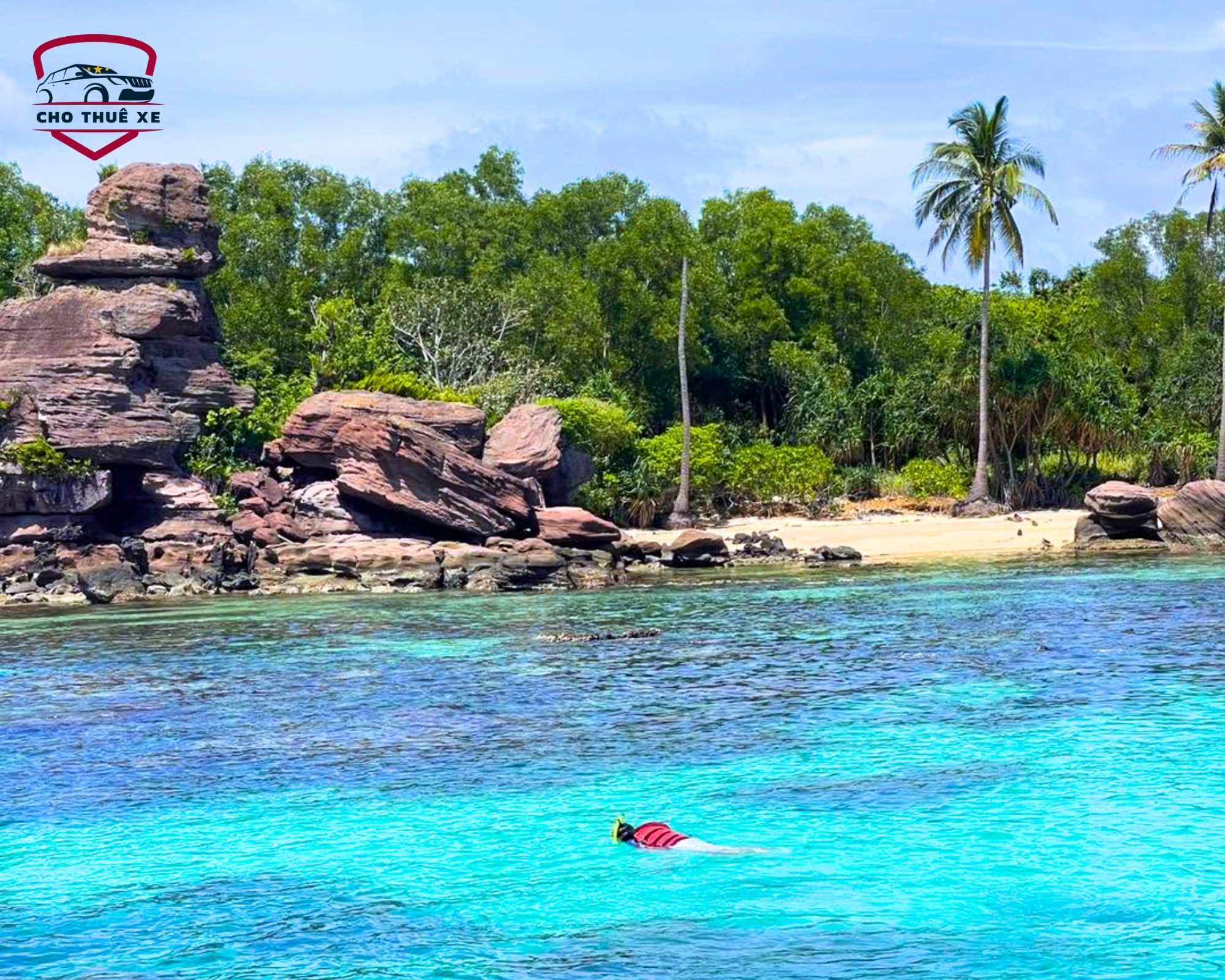 Du khách lặn ngắm san hô ở Hòn Móng Tay Phú Quốc trong tour 4 hòn đảo