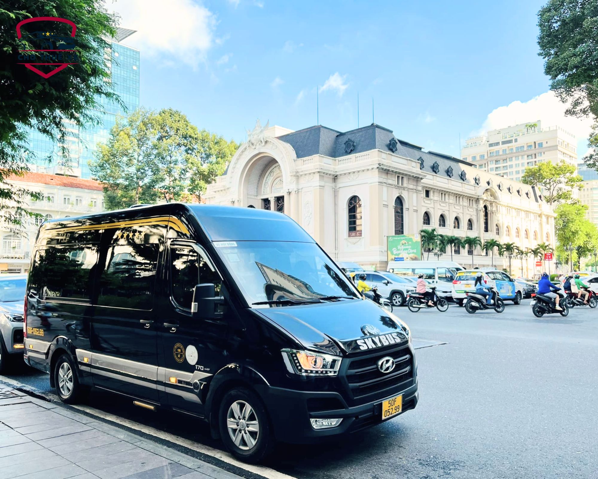 Khám phá trung tâm thành phố với dịch vụ thuê xe limousine Hồ Chí Minh 12 chỗ sang trọng