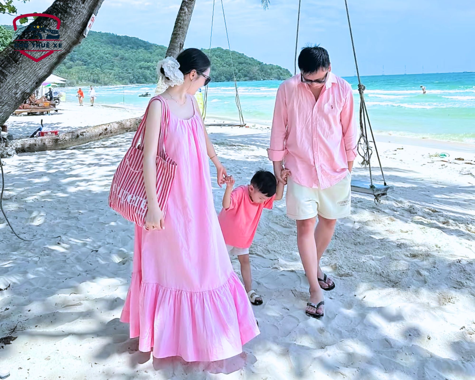 Khoảnh khắc gia đình đi dạo trên bãi biển Phú Quốc, tiêu chí chọn loại tour nhẹ nhàng, an toàn cho cả nhà