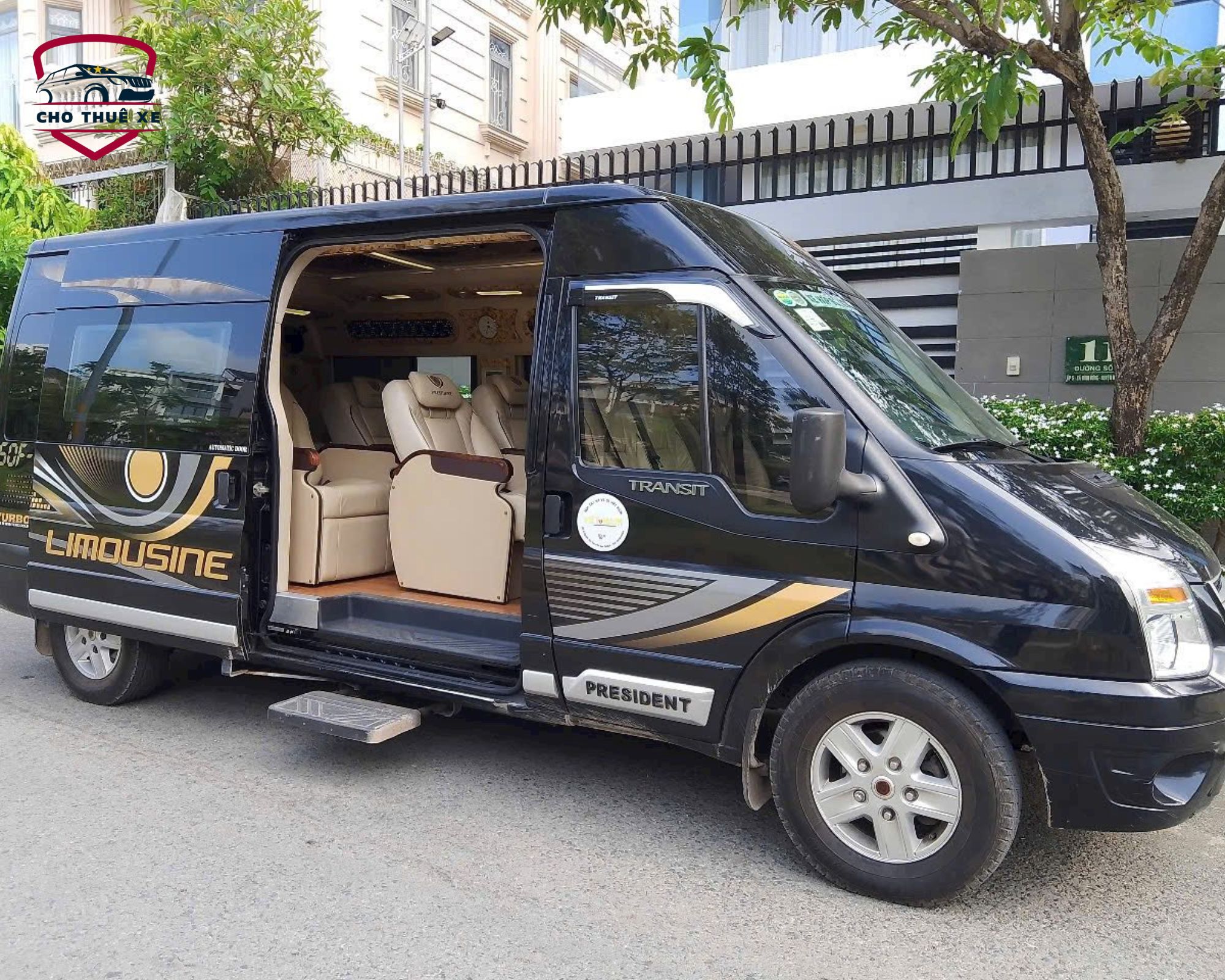 Nâng tầm chuyến đi của bạn với dịch vụ thuê xe limousine Hồ Chí Minh 9 chỗ sang trọng