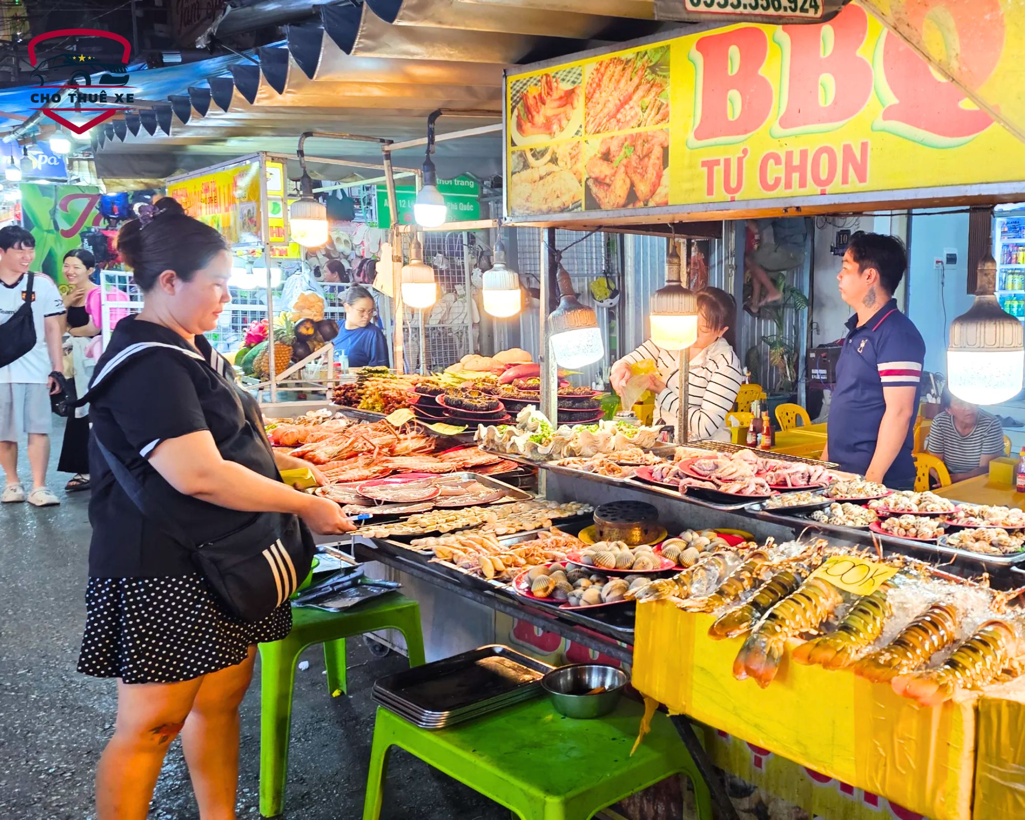 Nữ du khách đang lựa hải ngon tươi ngon tại chợ đêm Phú Quốc