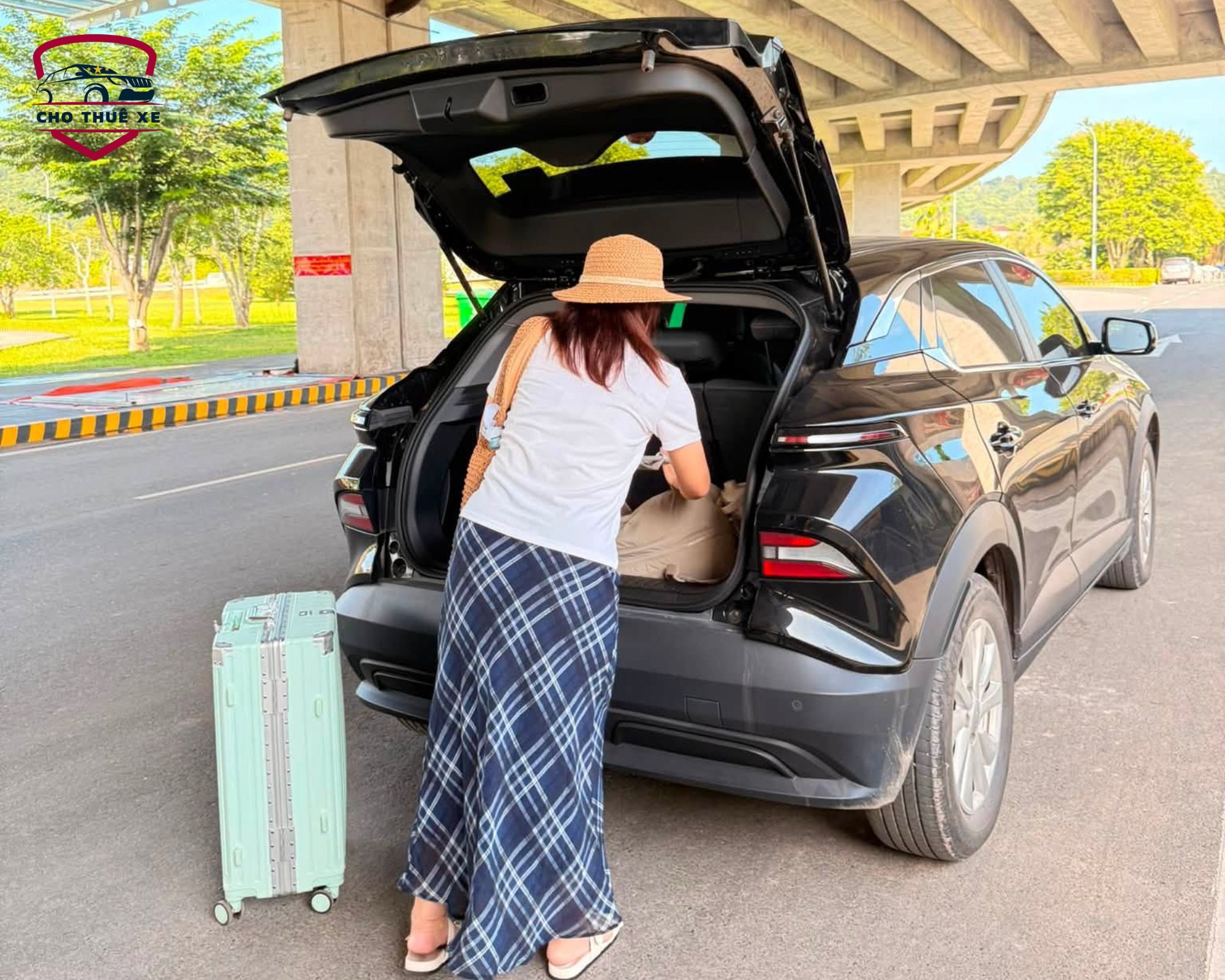 Nữ du khách thuê xe tự lái ở Phú Quốc giúp chuyến đi thuận tiện hơn