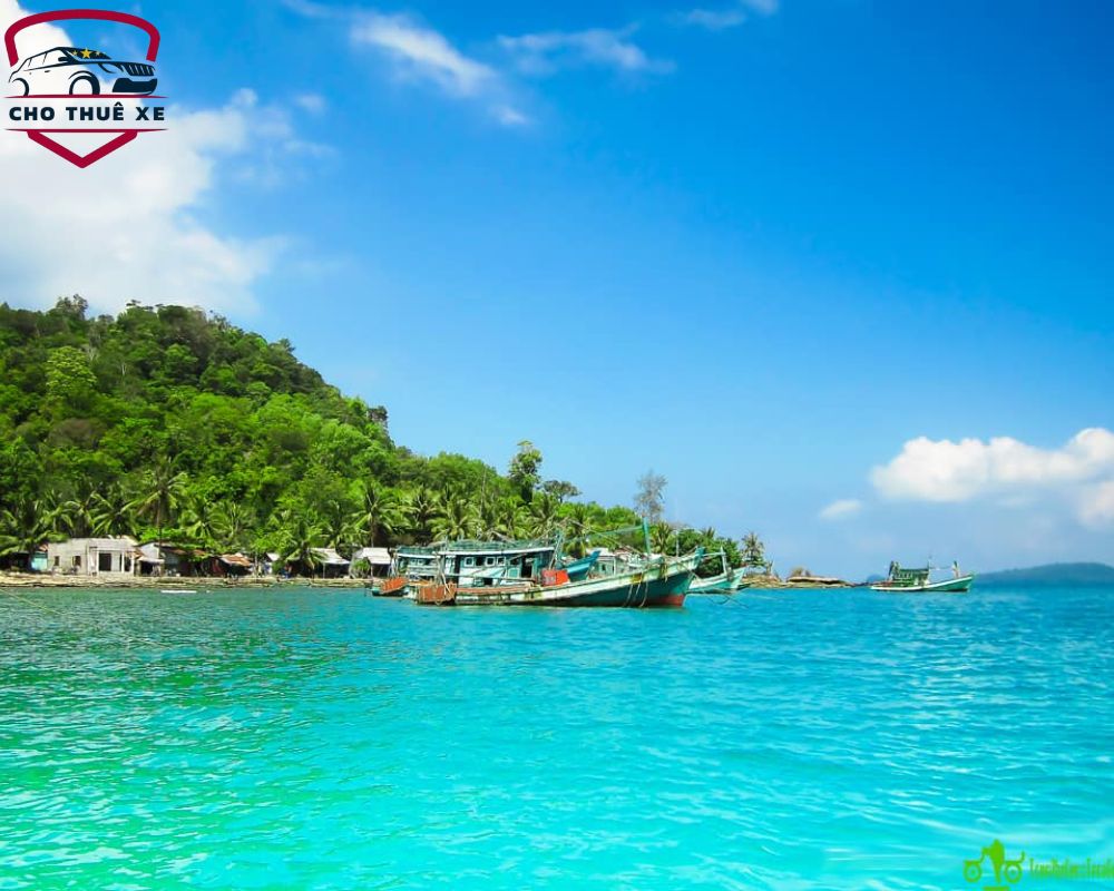 Màu xanh của nước biển khiến du khách "chết mê chết mệt"