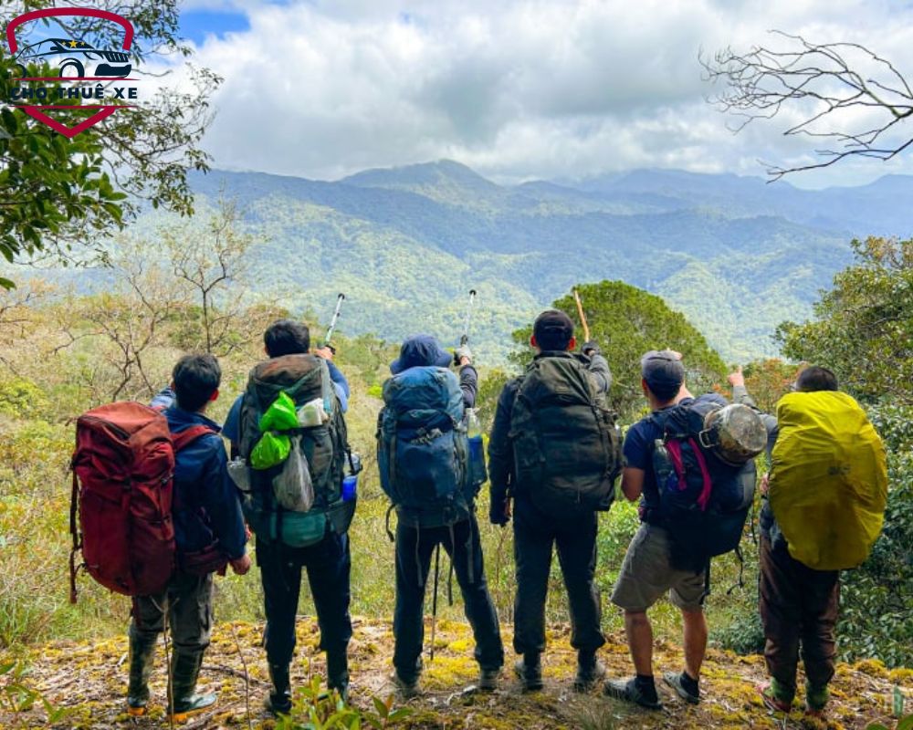 Quần áo tay dài và giày thể thao là những trang bị nhất định phải có